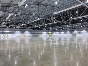 A photo of Hall E looking at the SE wall of the exhibit hall